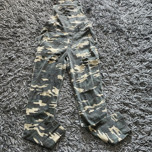 Forever 21 camo overall size small - Picture 2 of 13